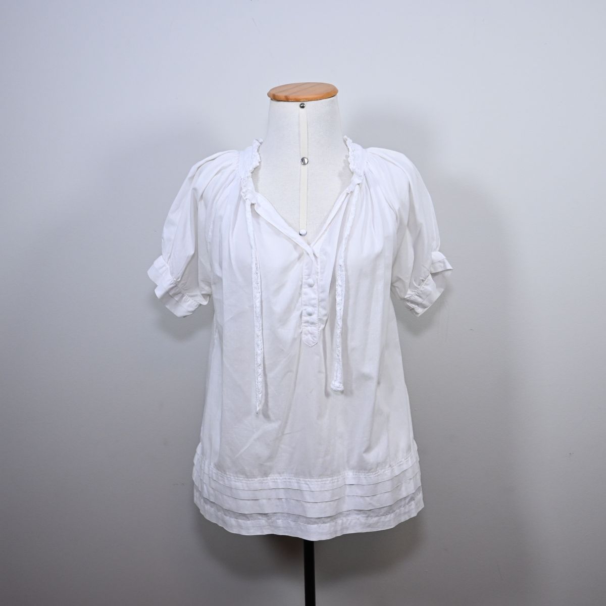 Blusa branca com aplicação de trabalho manual