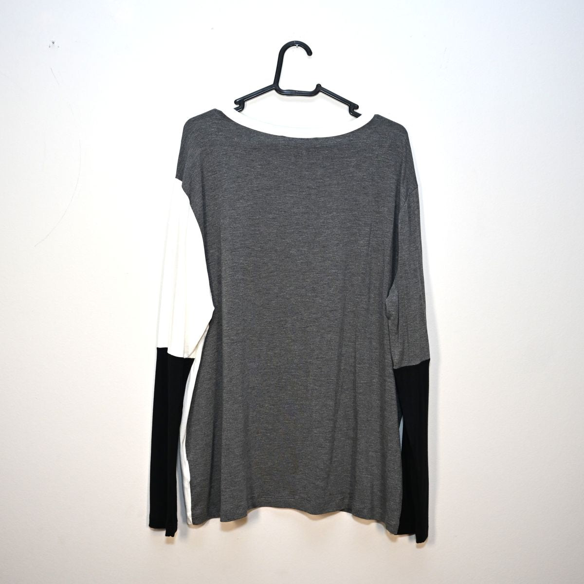 Camiseta de manga comprida cinza, preto e branco