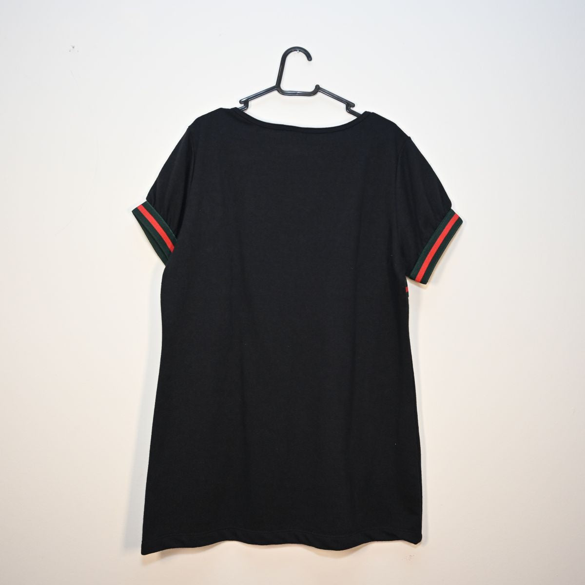 Camiseta com faixa verde e vermelho
