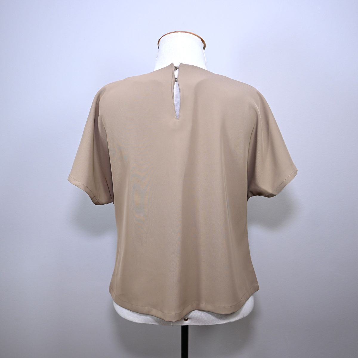 Camiseta bege com decote assimétrico