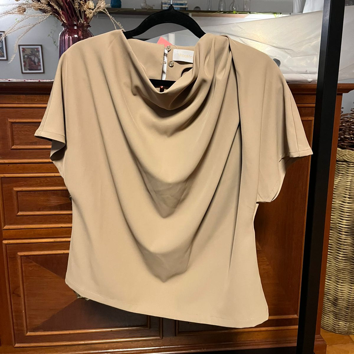 Camiseta bege com decote assimétrico