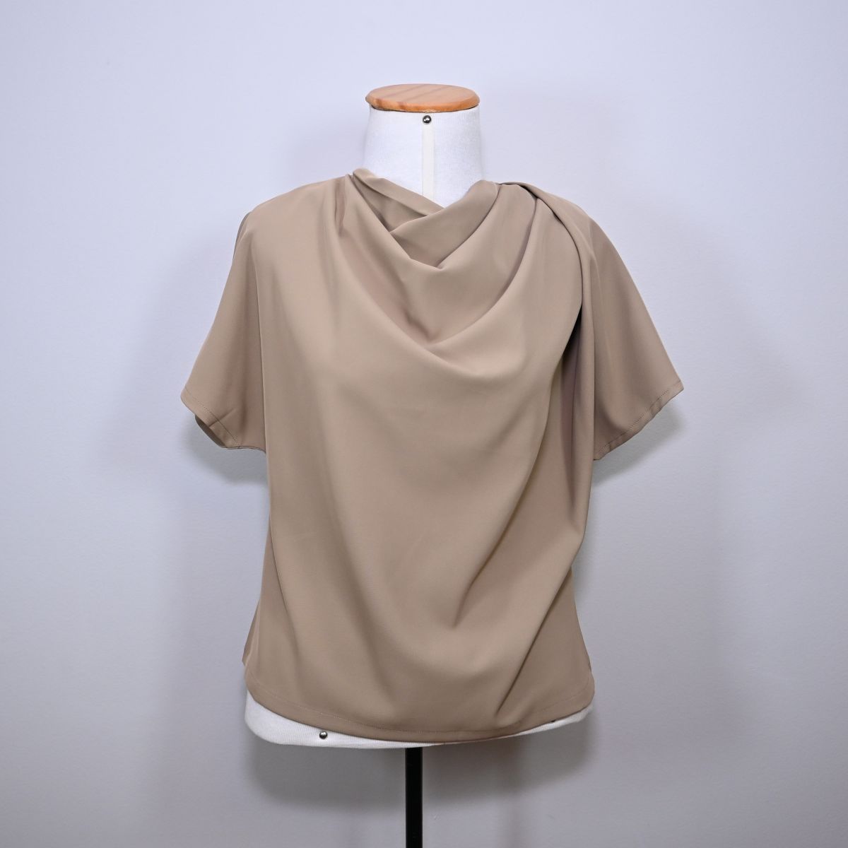Camiseta bege com decote assimétrico