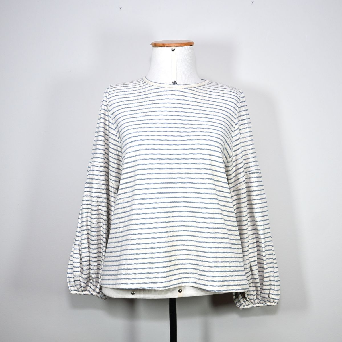 Camiseta branca com listras azuis