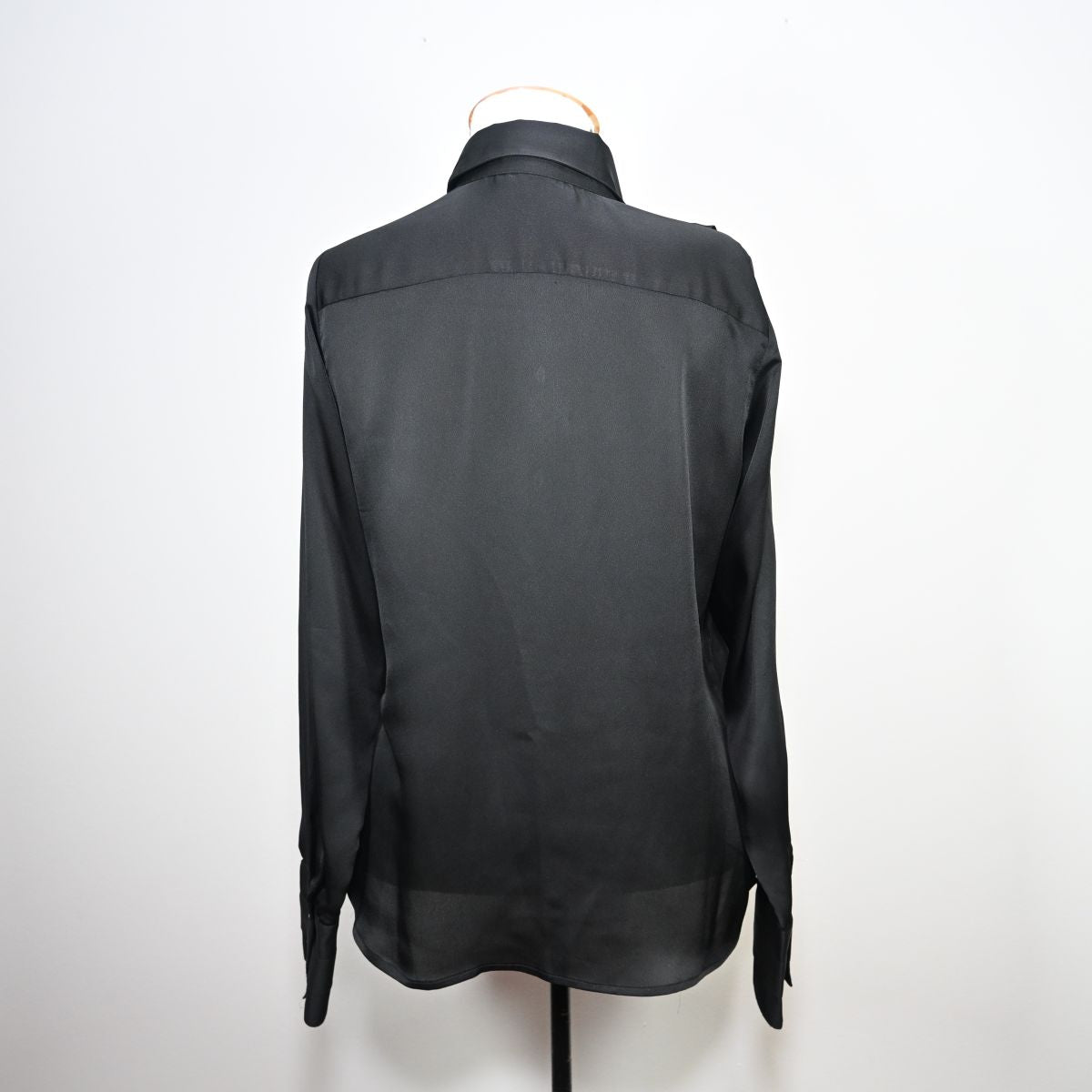 Camisa preta acetinada