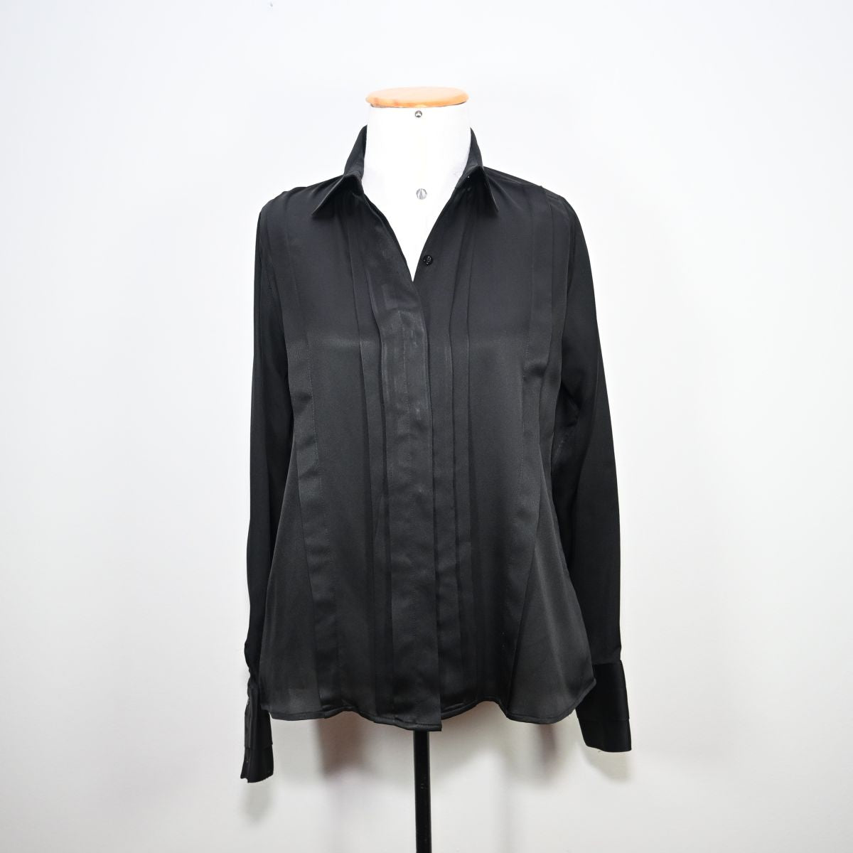 Camisa preta acetinada