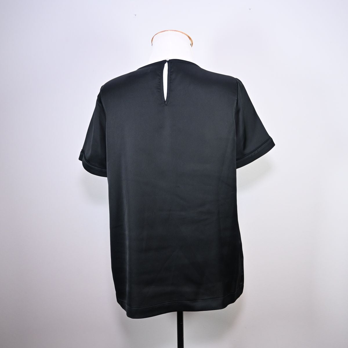 Camiseta preta acetinada