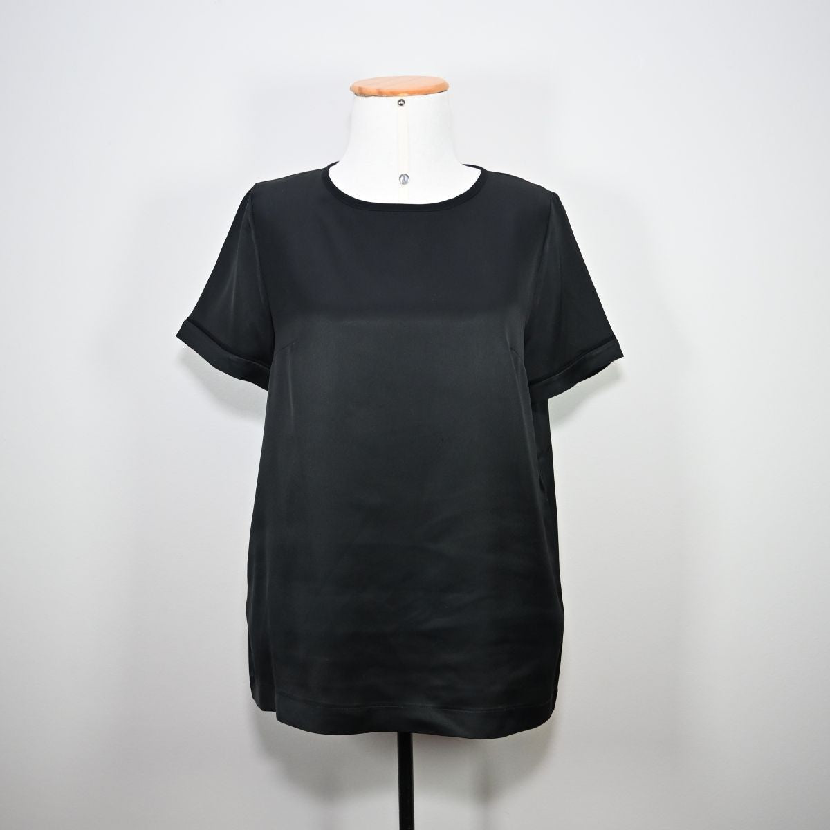 Camiseta preta acetinada