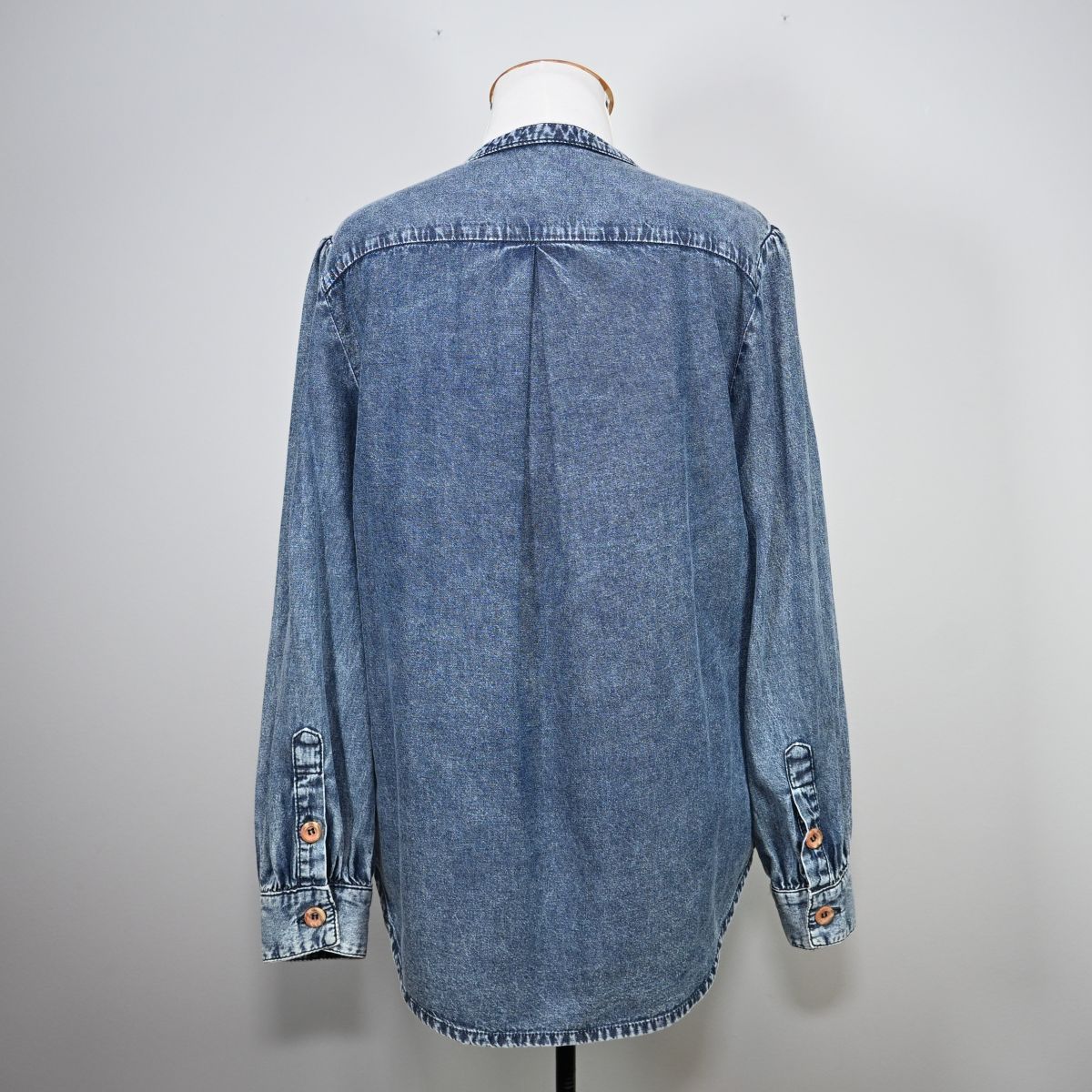 Blusa jeans com mangas compridas