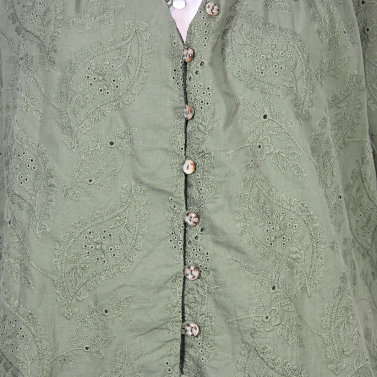 Camisa verde musgo com estampa bordada