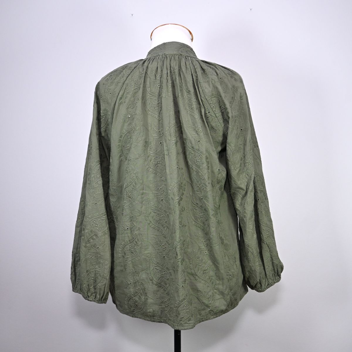 Camisa verde musgo com estampa bordada