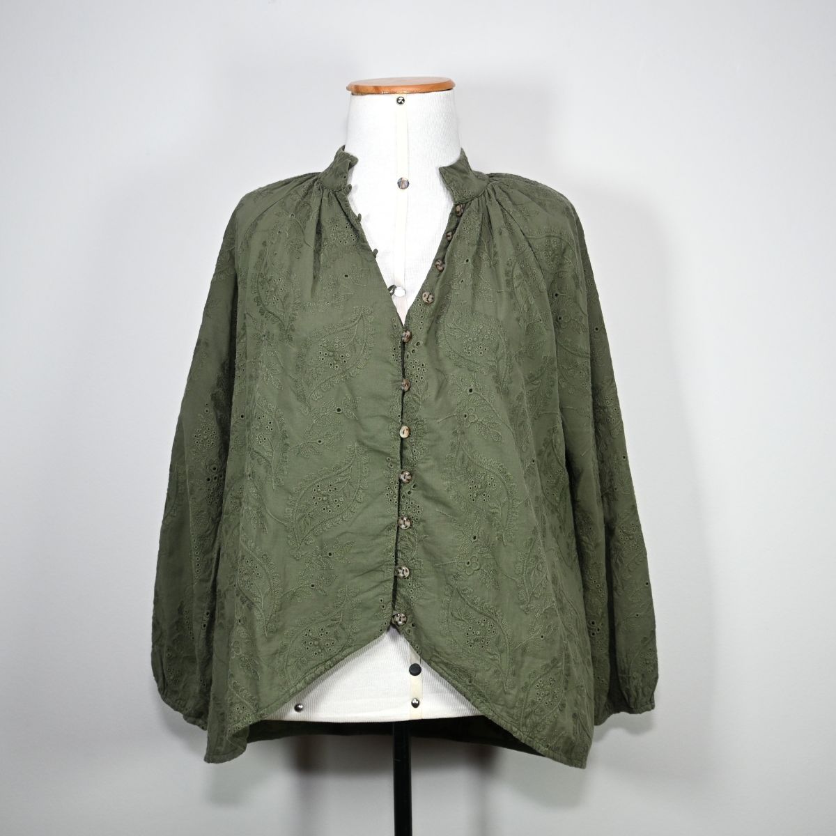 Camisa verde musgo com estampa bordada