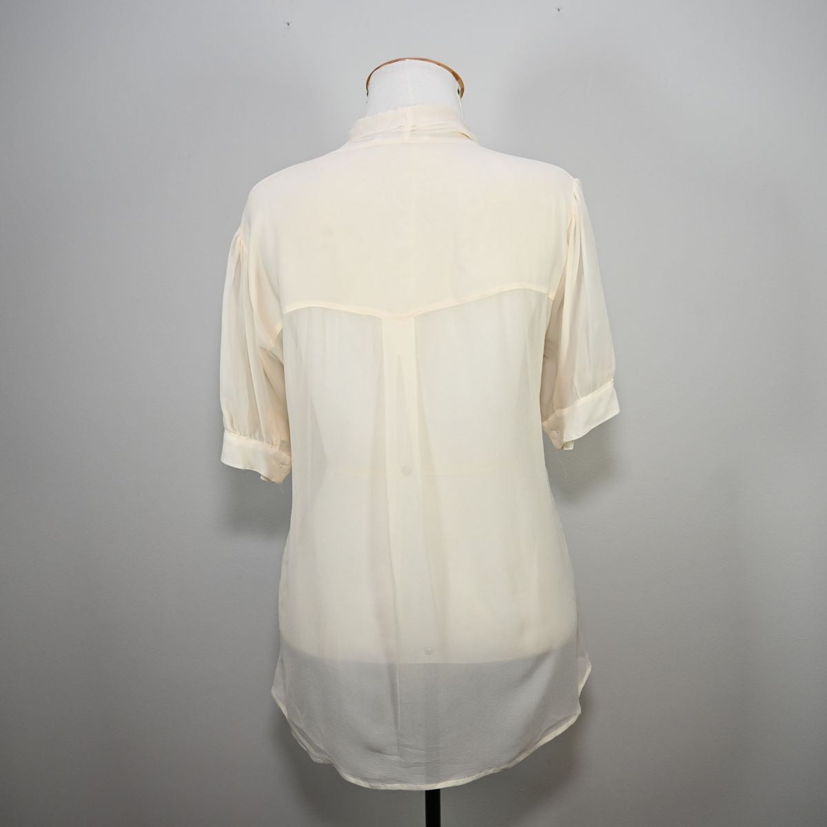 Camisa branca de seda com amarração no pescoço
