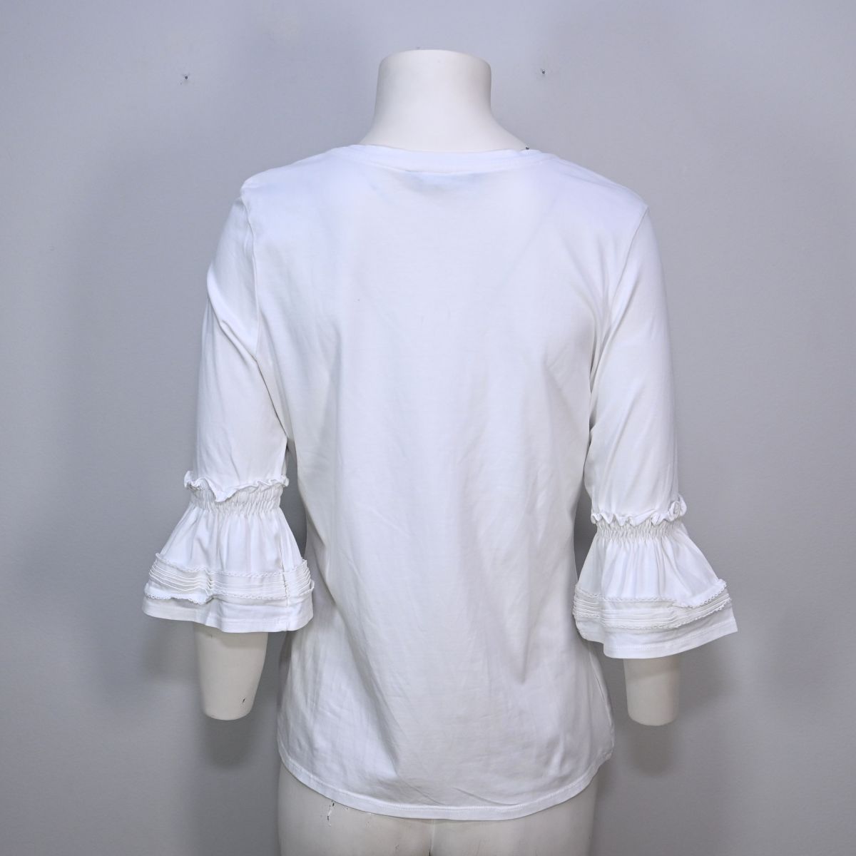 Blusa branca 3/4 cm detalhe na mangas