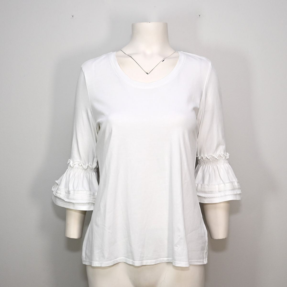 Blusa branca 3/4 cm detalhe na mangas