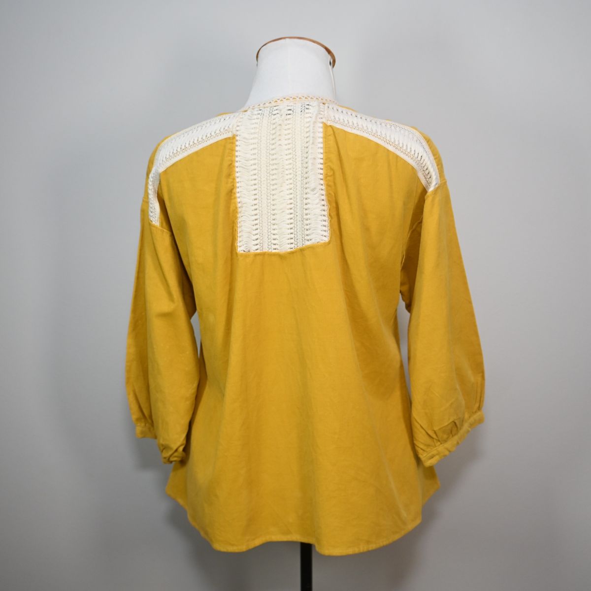 Blusa amarela com detalhes brancos
