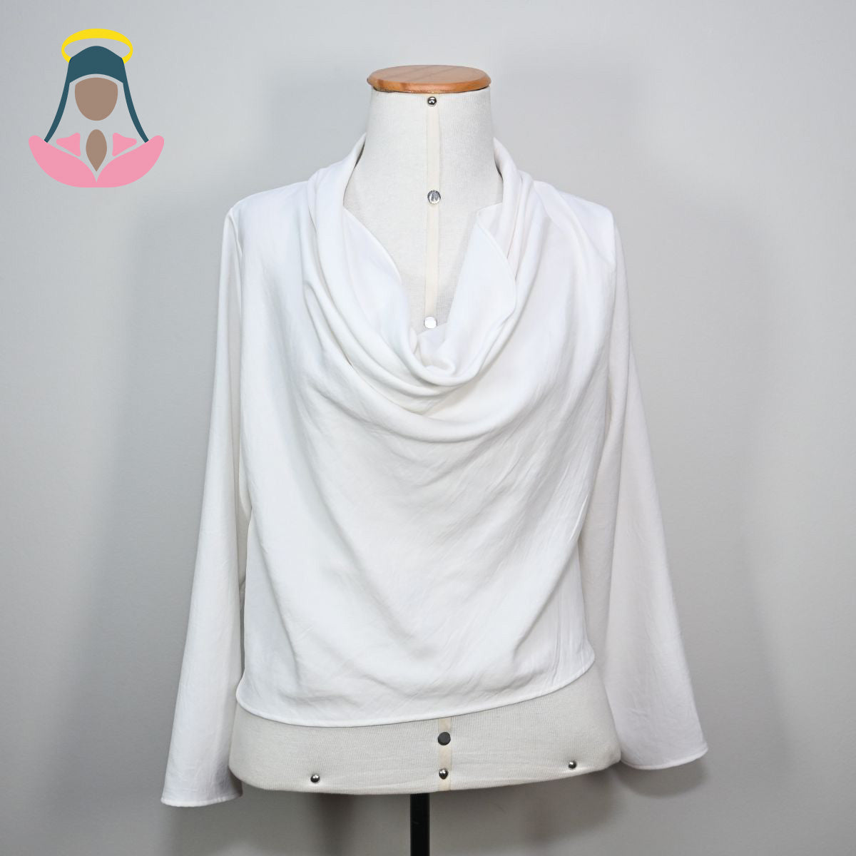 Camiseta branca com gola aberta