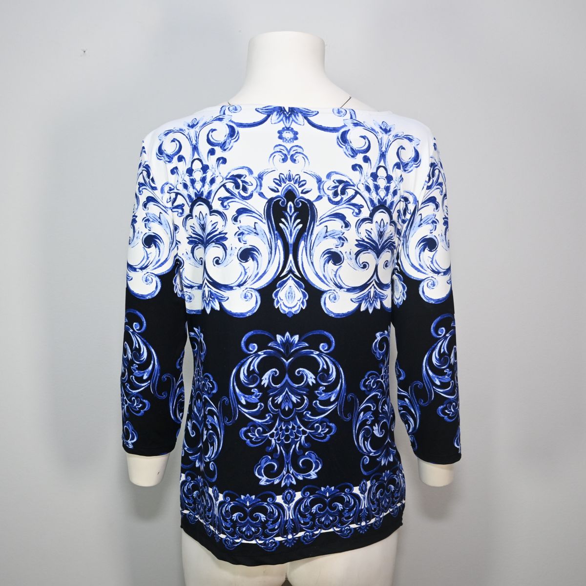 Camiseta estampada branco, preto e azul