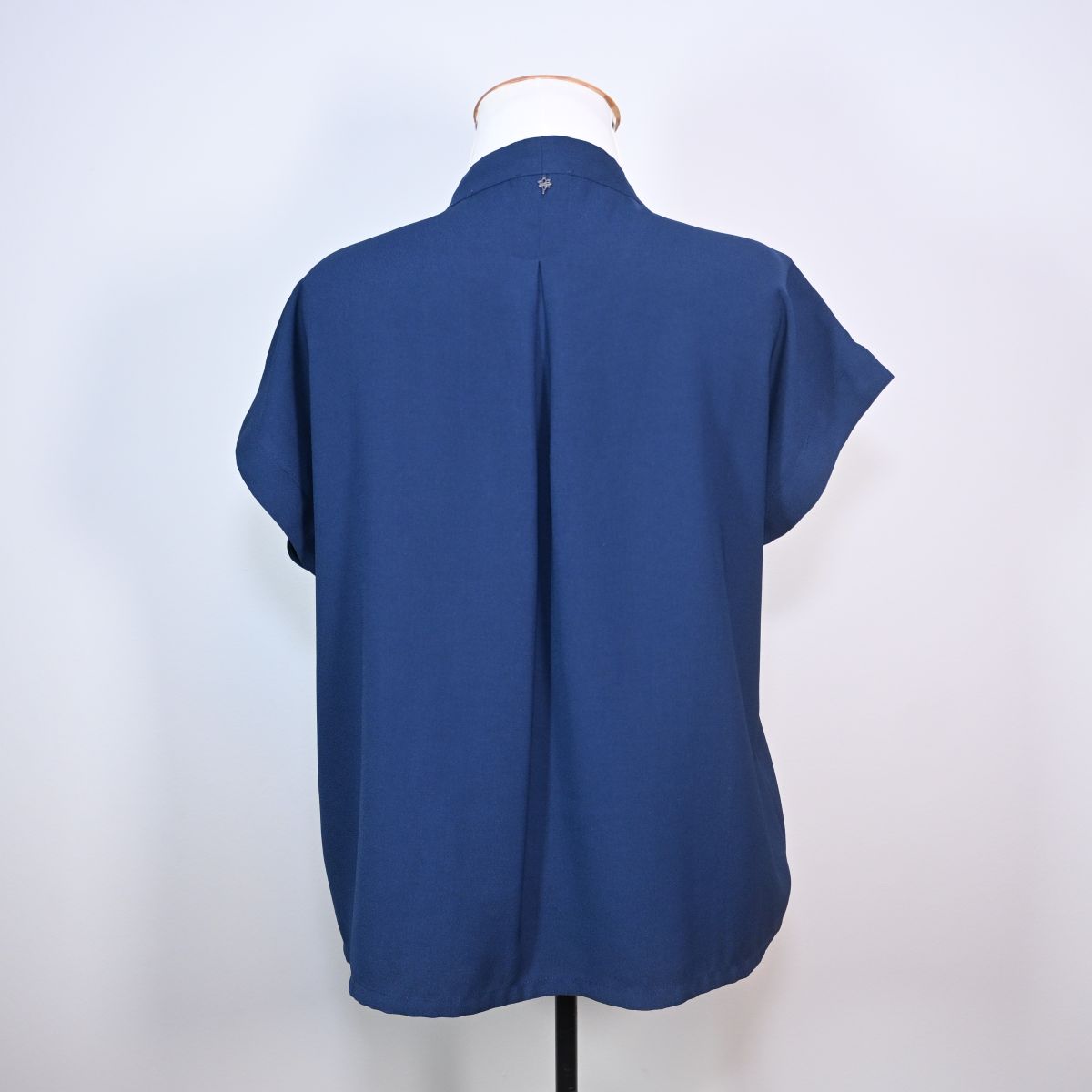 Camiseta gola V azul marinho