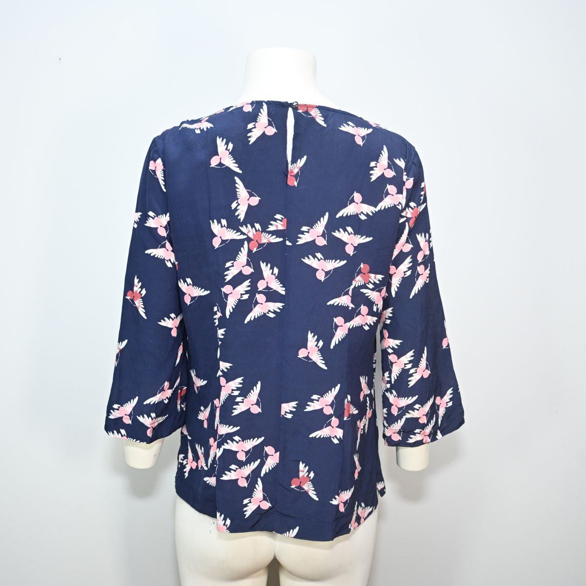 Blusa de seda azul marinho com passarinhos