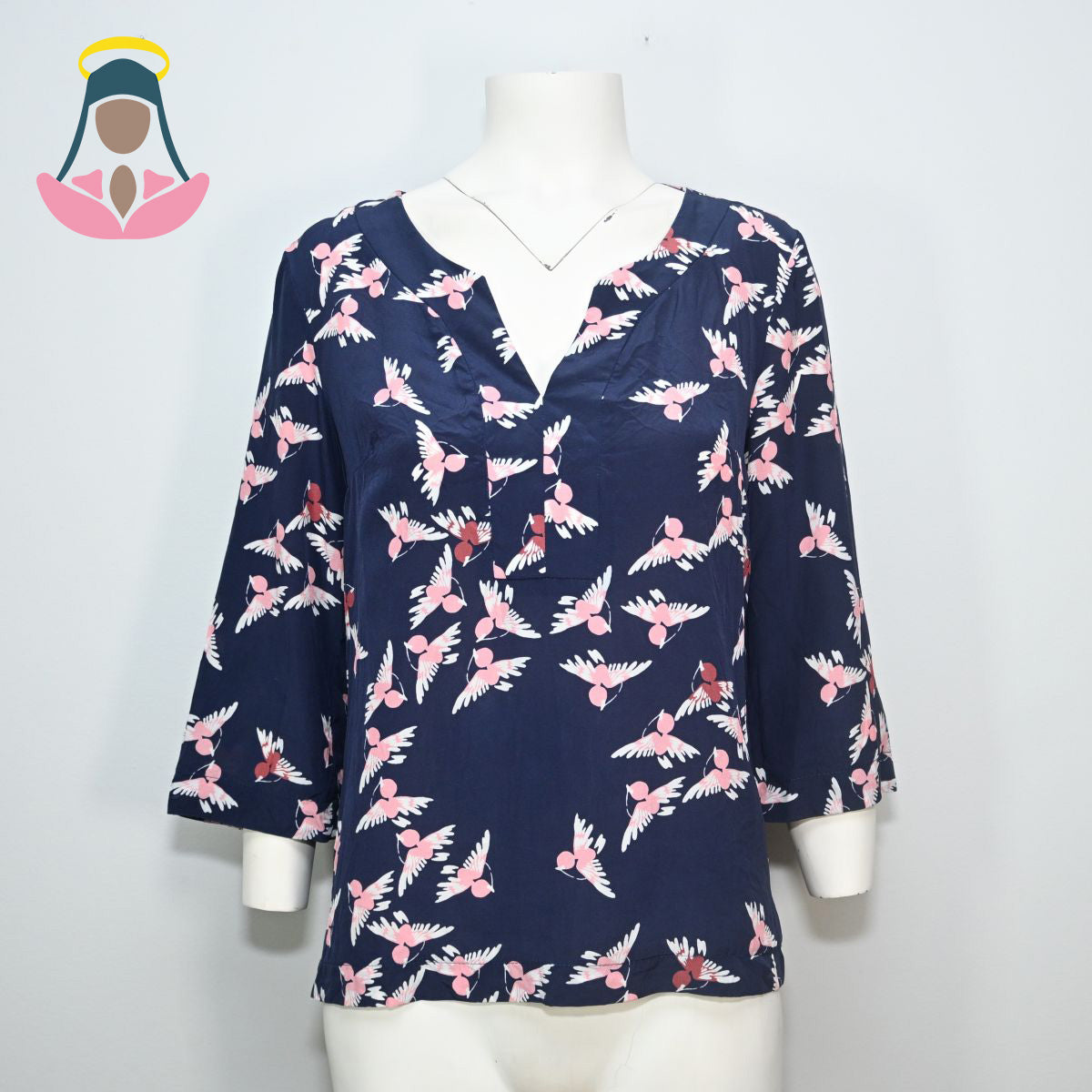 Blusa de seda azul marinho com passarinhos