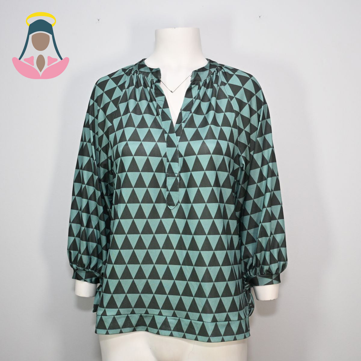 Blusa verde com estampa triangular