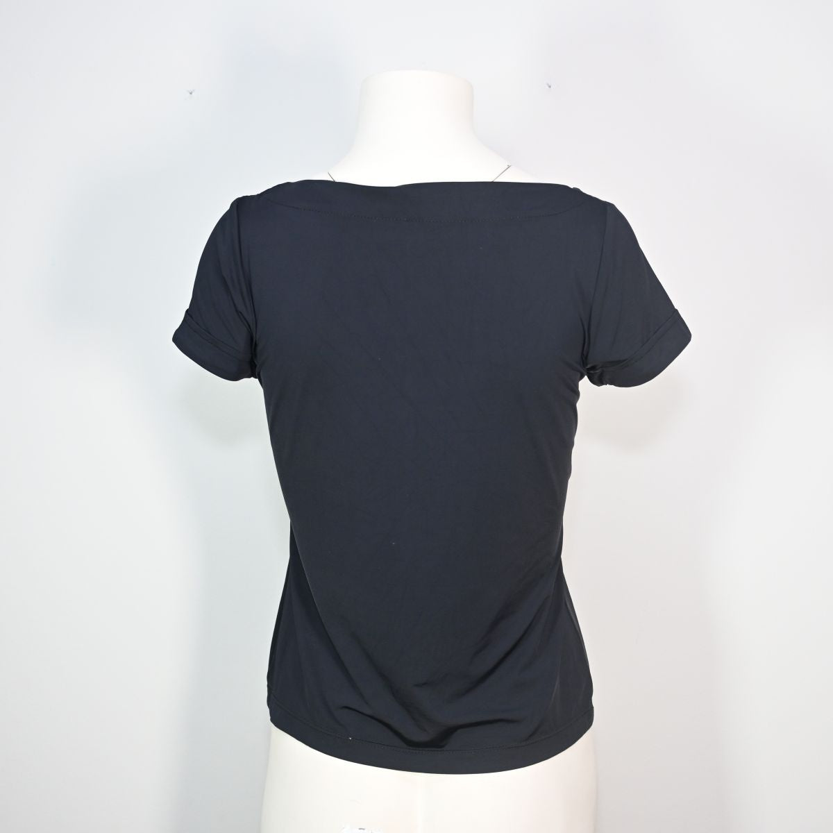 Camiseta preta com correntes