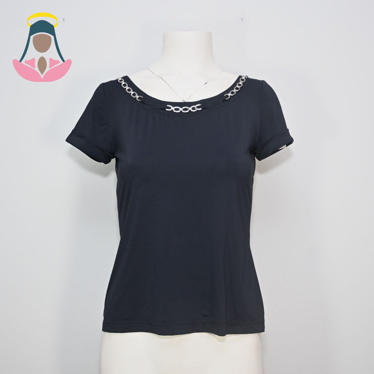 Camiseta preta com correntes