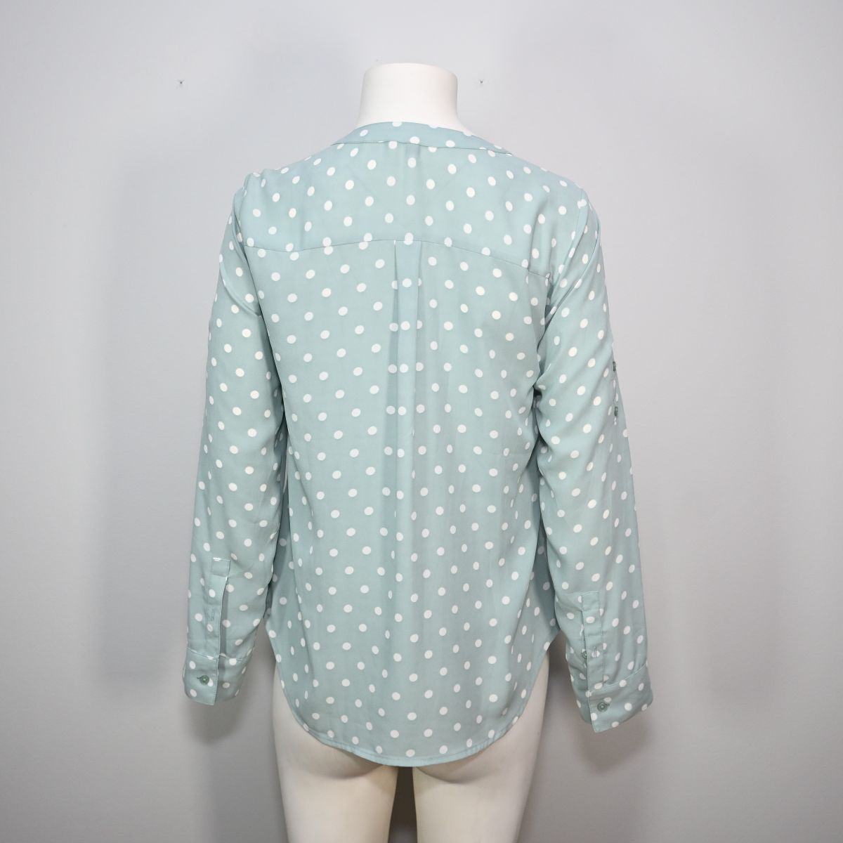 Blusa verde claro com poá branco