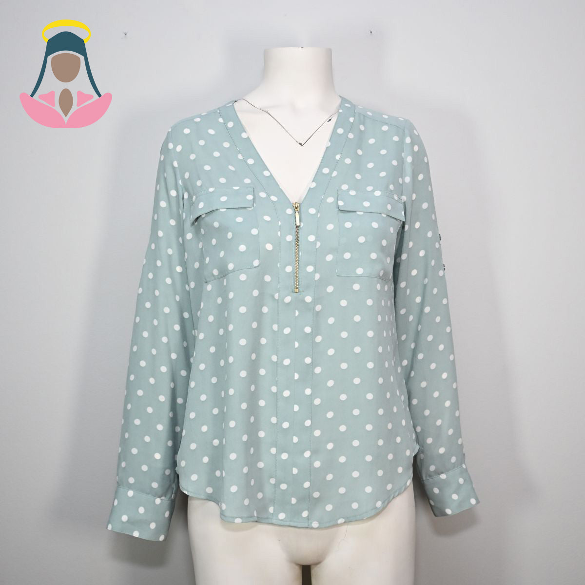 Blusa verde claro com poá branco