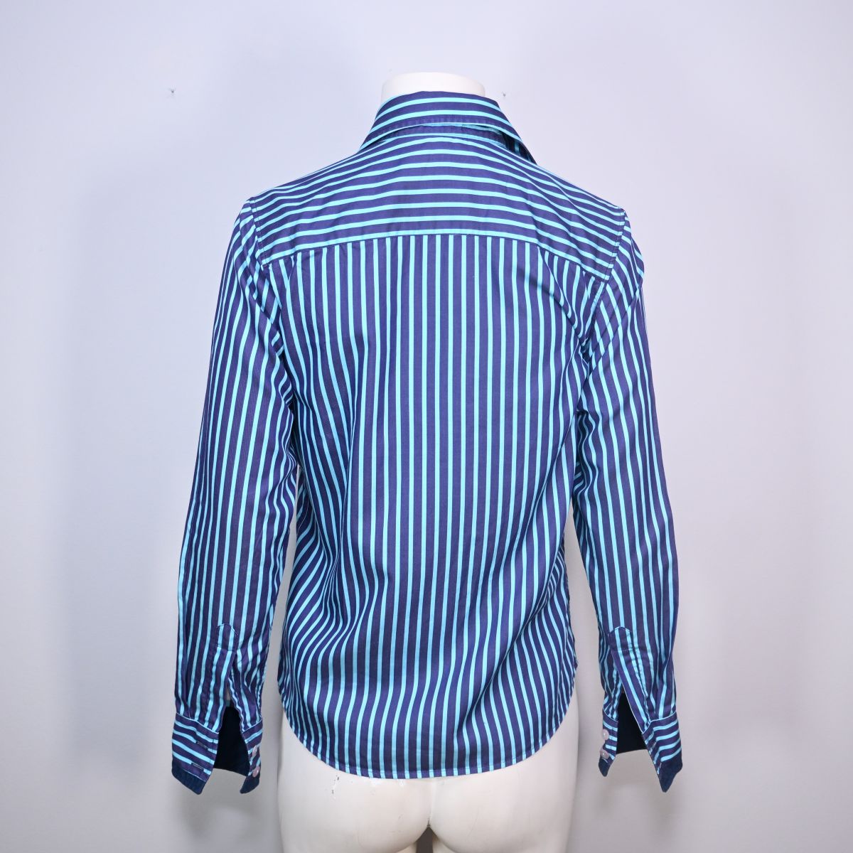 Camisa listrada azul e roxo