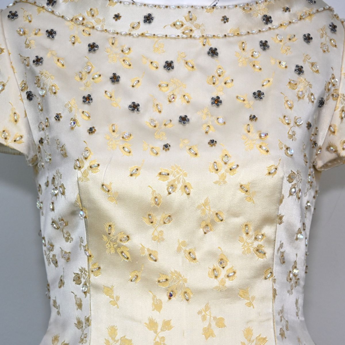 Blusa amarelo claro de jacquard com pedraria