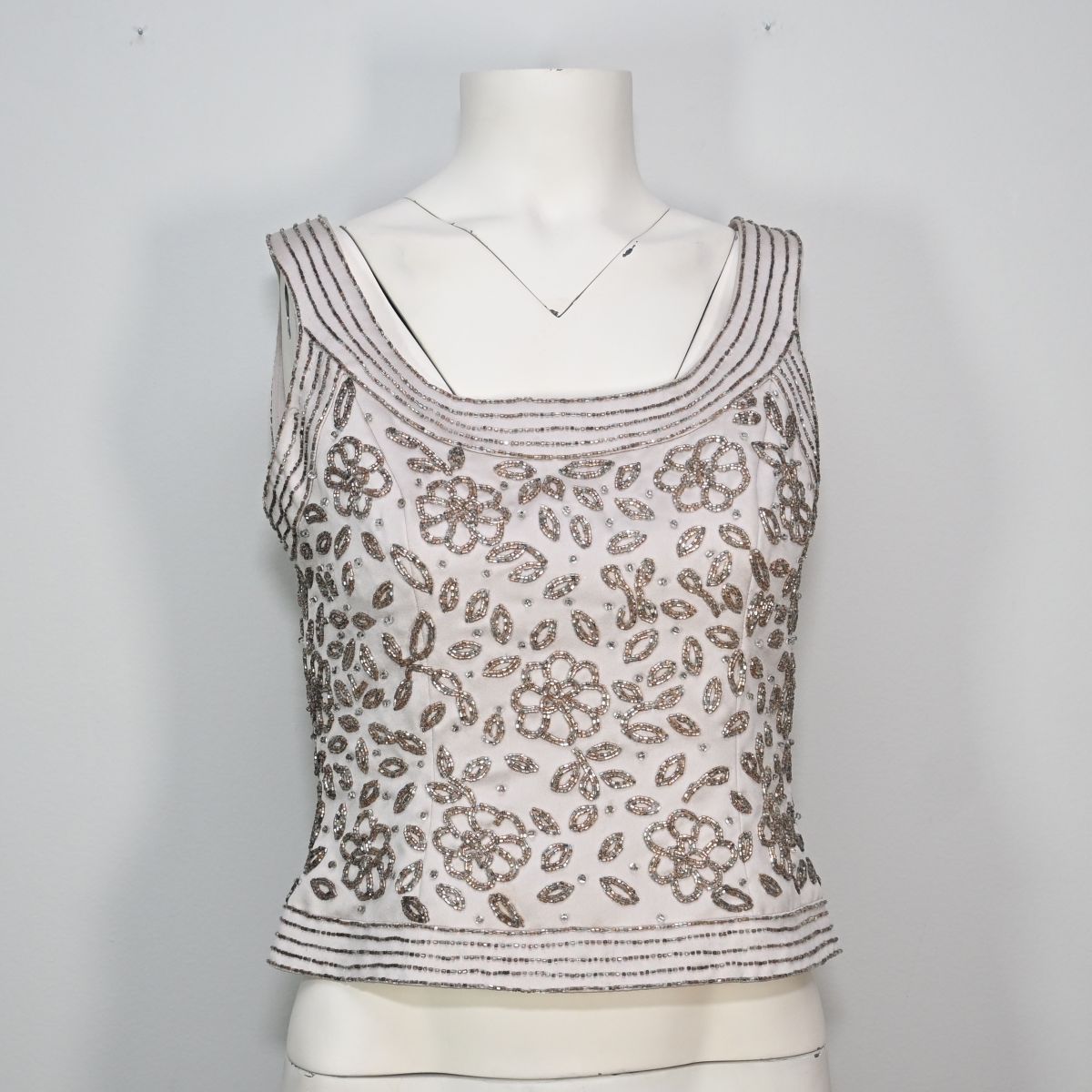 Blusa bege com bordado floral em miçangas