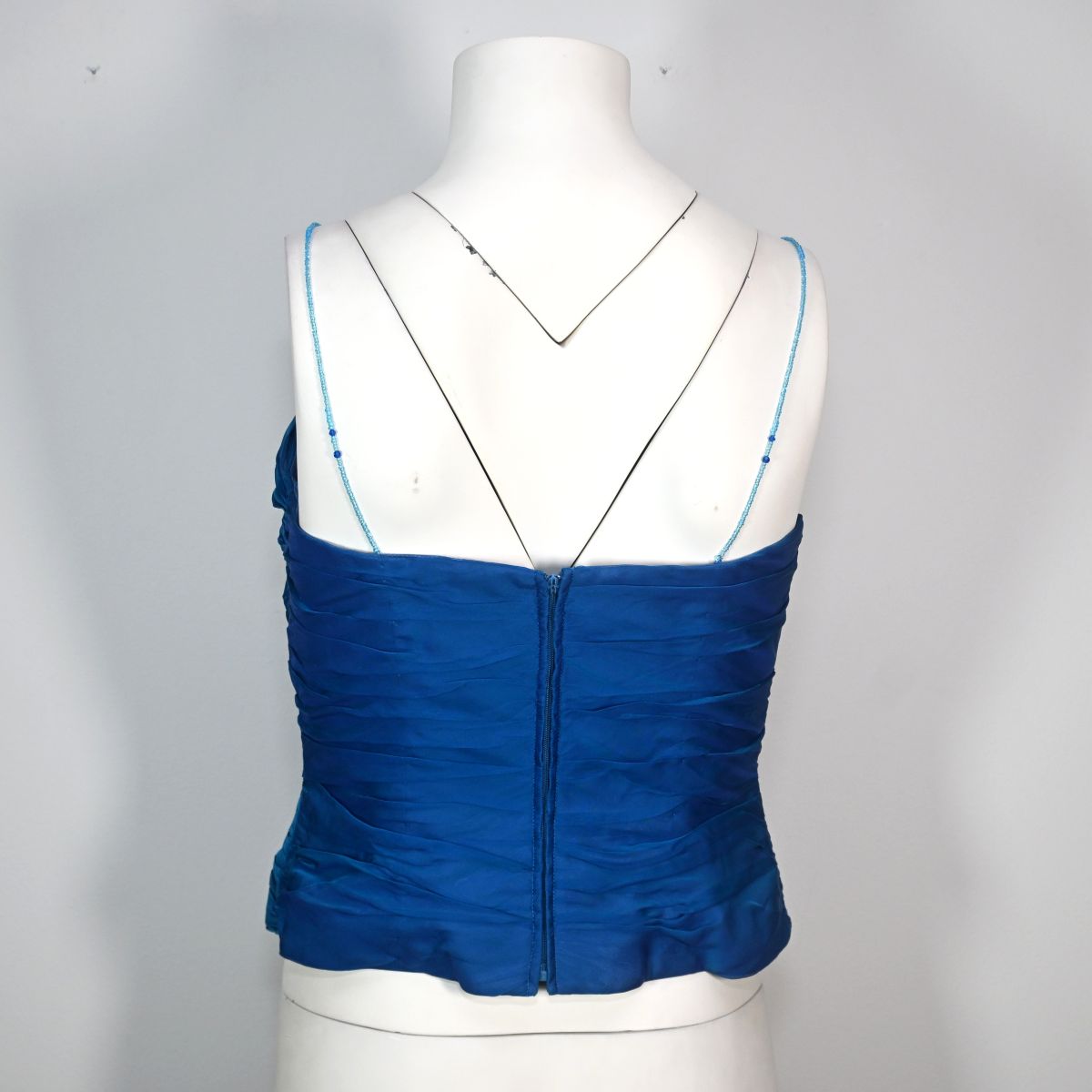 Blusa azul plissada com alças de miçangas