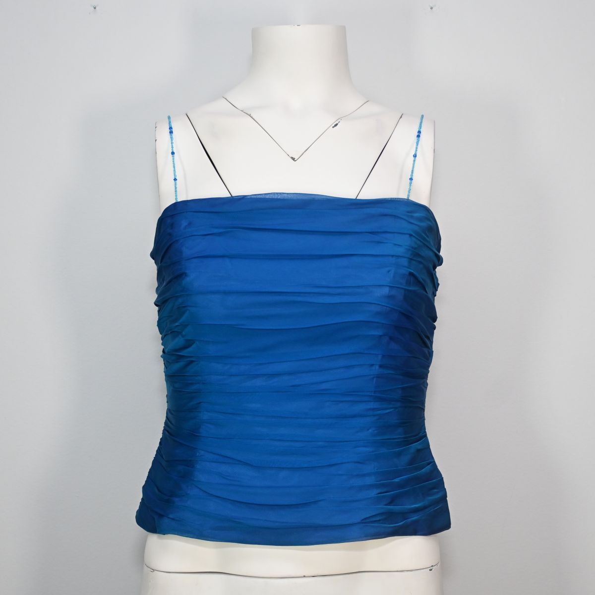 Blusa azul plissada com alças de miçangas