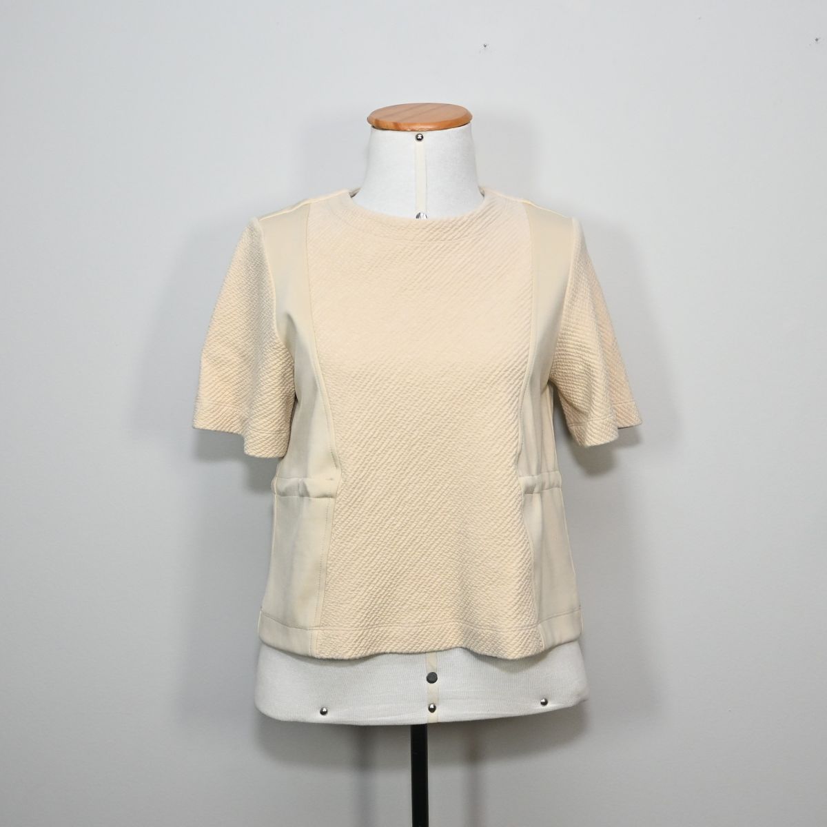 Camiseta bege texturizada com elástico na cintura