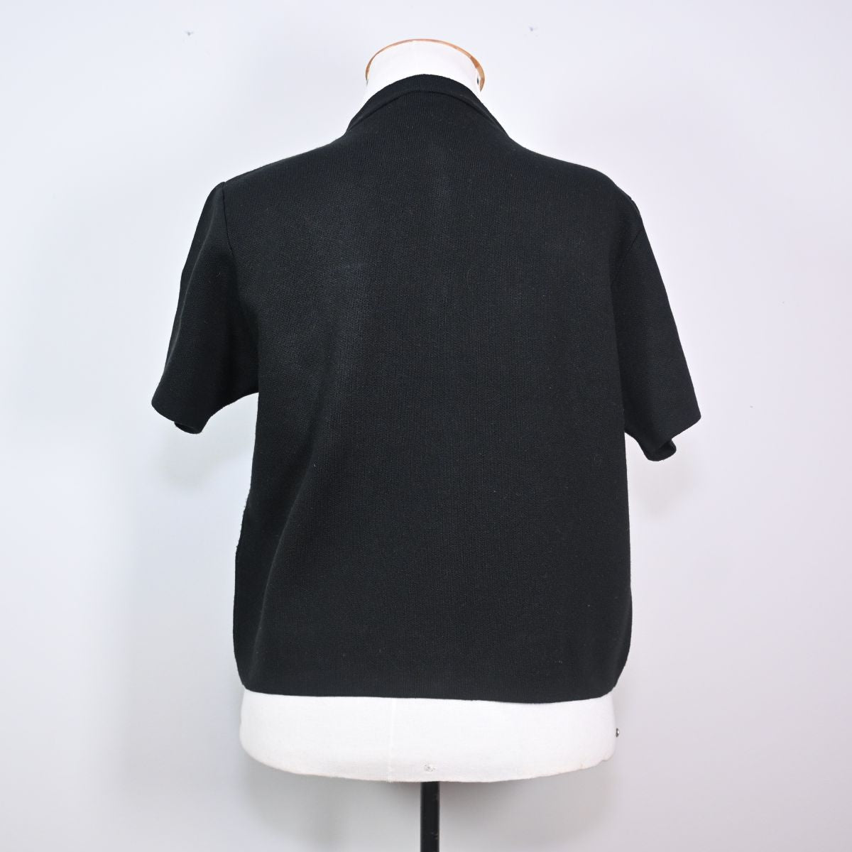Blusa preta com botões dourados