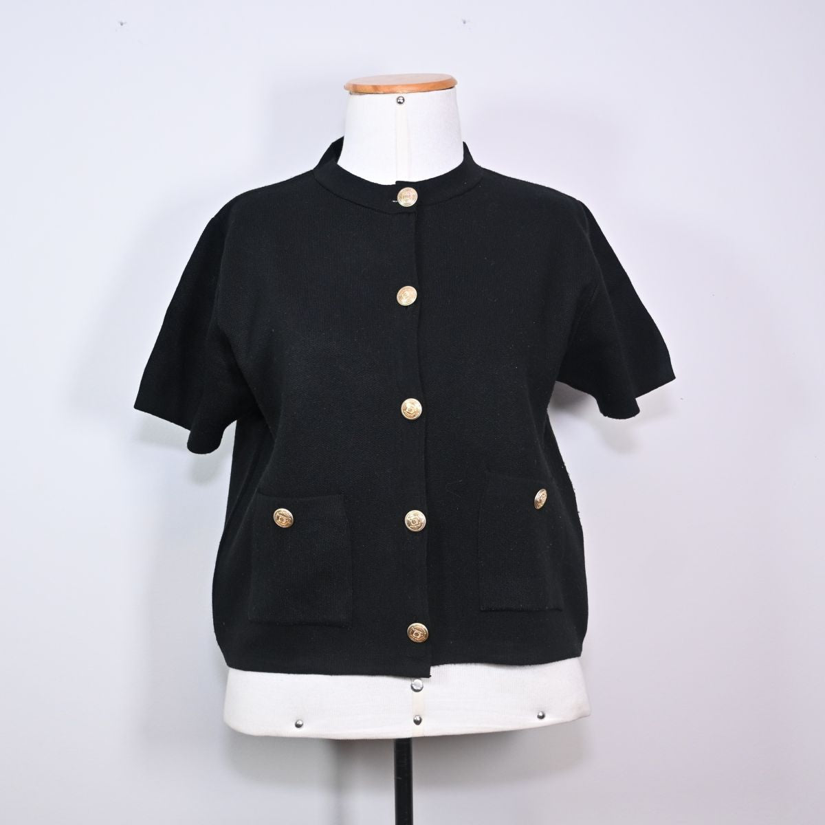 Blusa preta com botões dourados