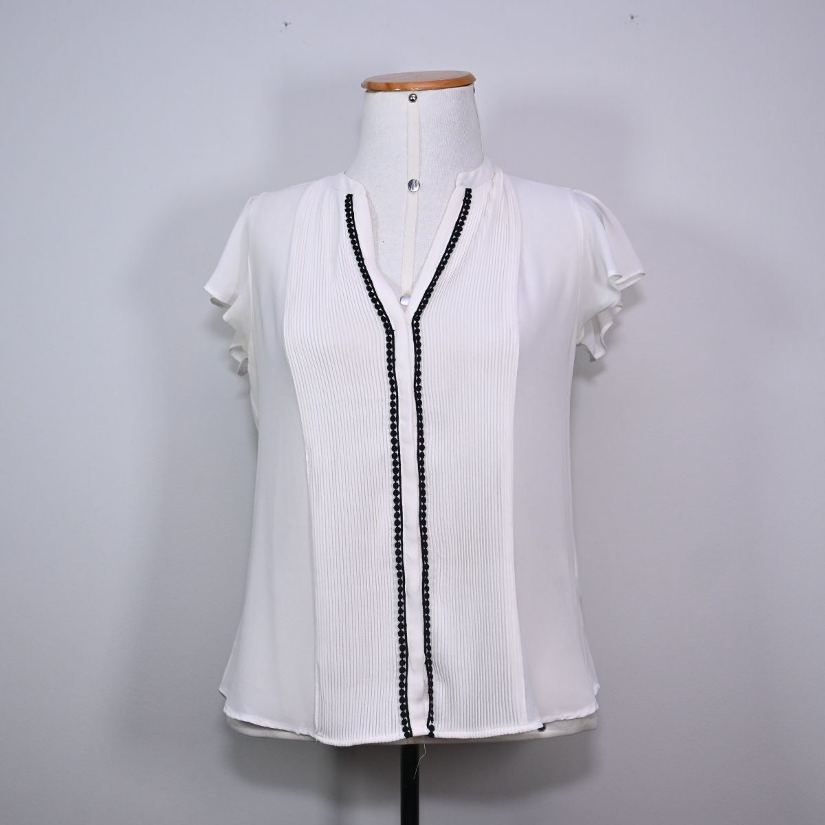 Blusa branca com detalhe em preto