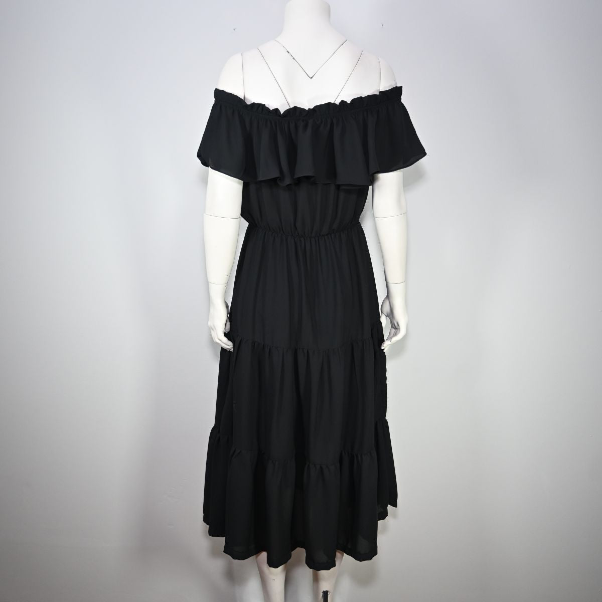 Vestido preto ombro a ombro