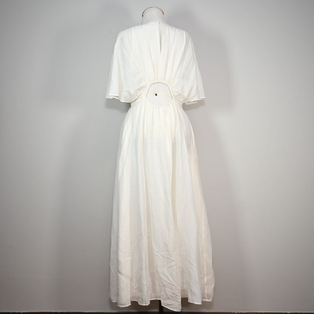 Vestido branco longo com abertura nas costas