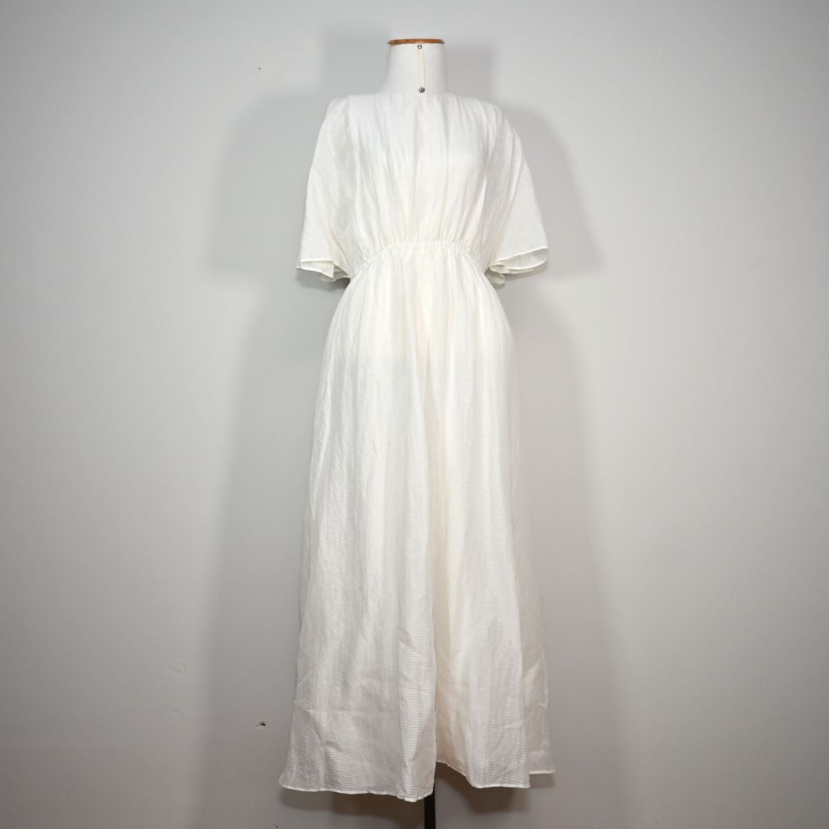 Vestido branco longo com abertura nas costas