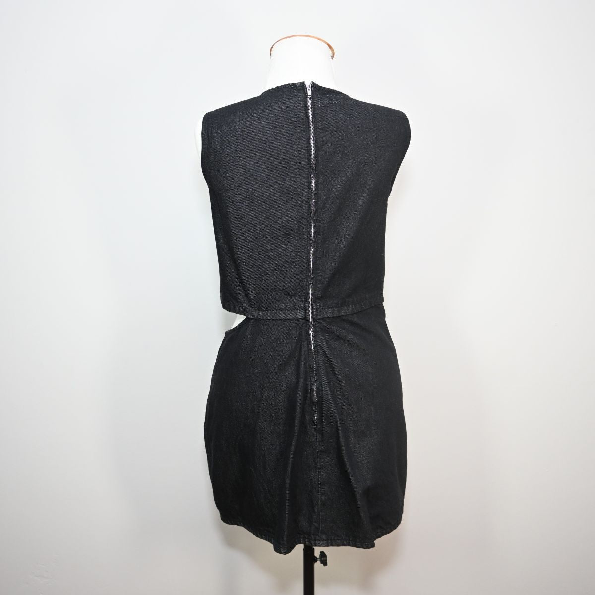 Vestido curto jeans com abertura lateral