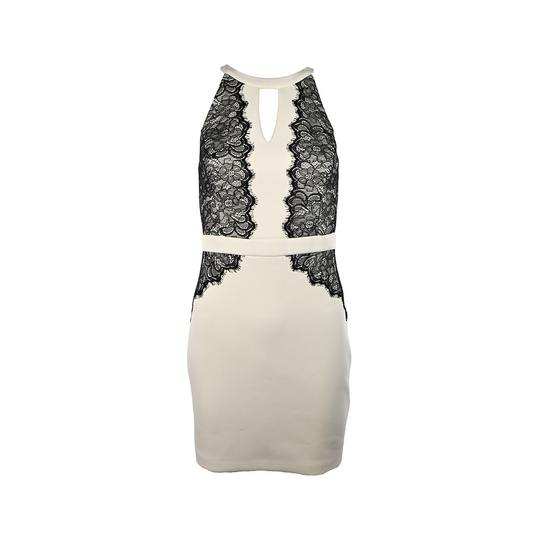 Vestido curto branco com renda preta