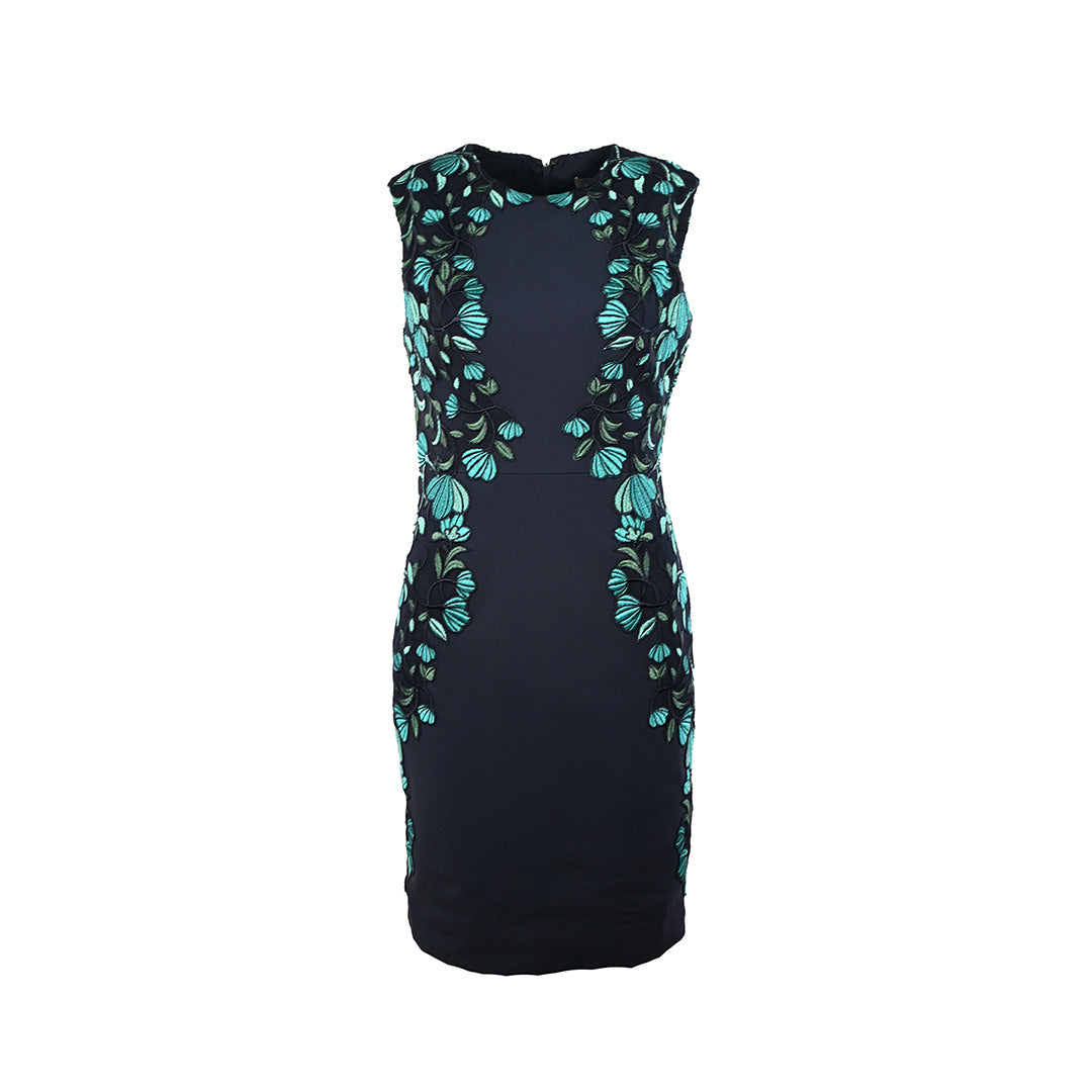 Vestido curto azul marinho com bordado floral