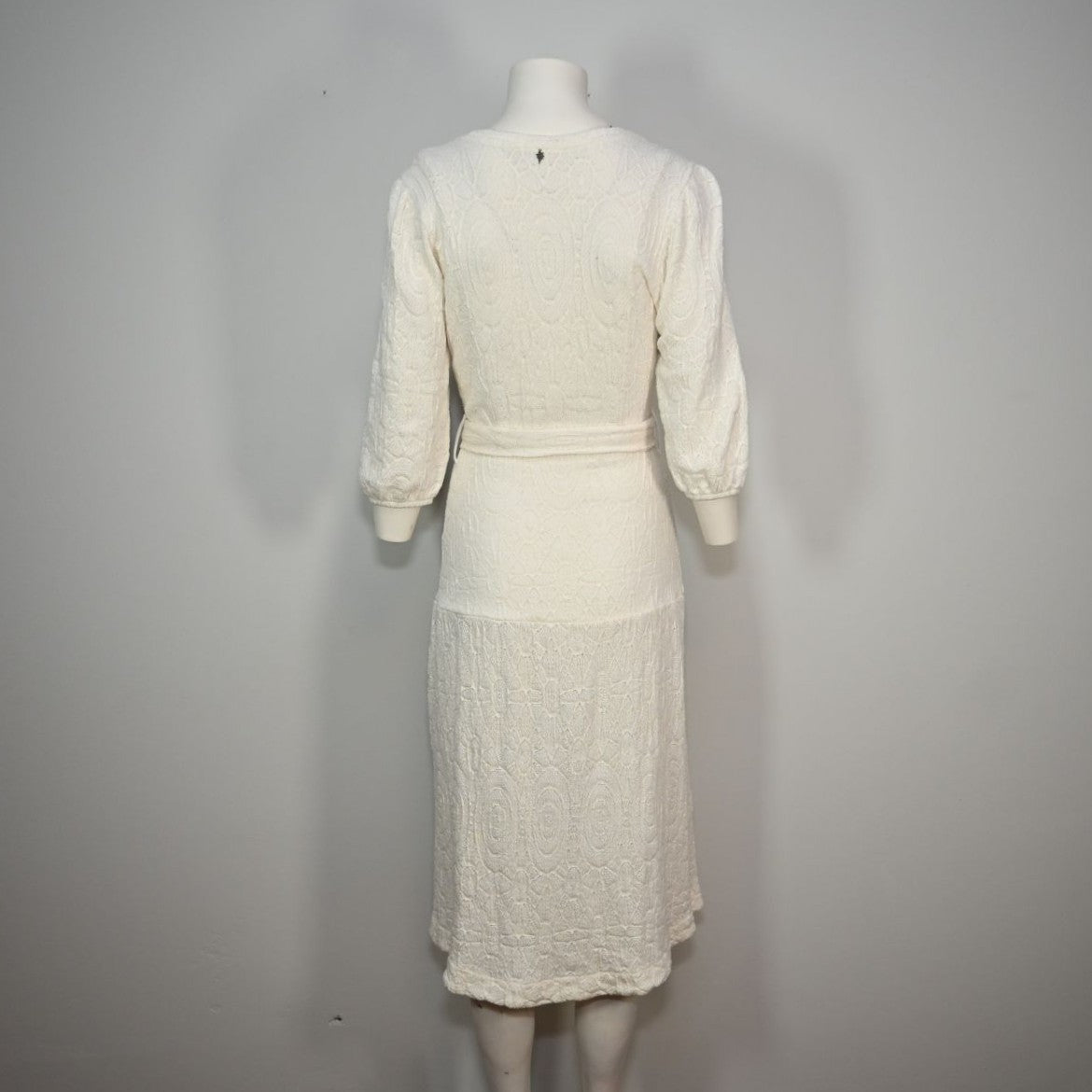 Vestido branco de malha com manga 3/4