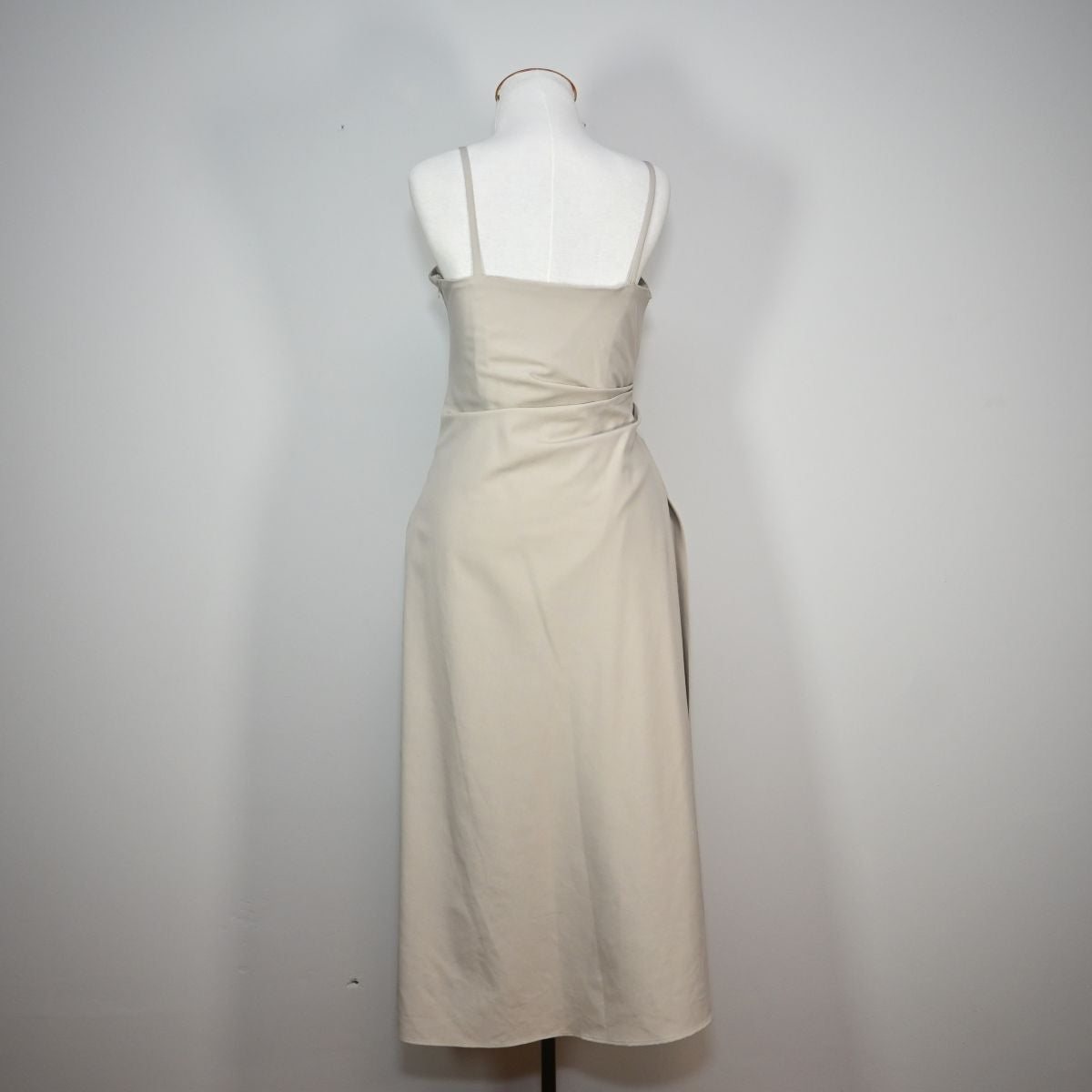 Vestido longo bege com rega lateral