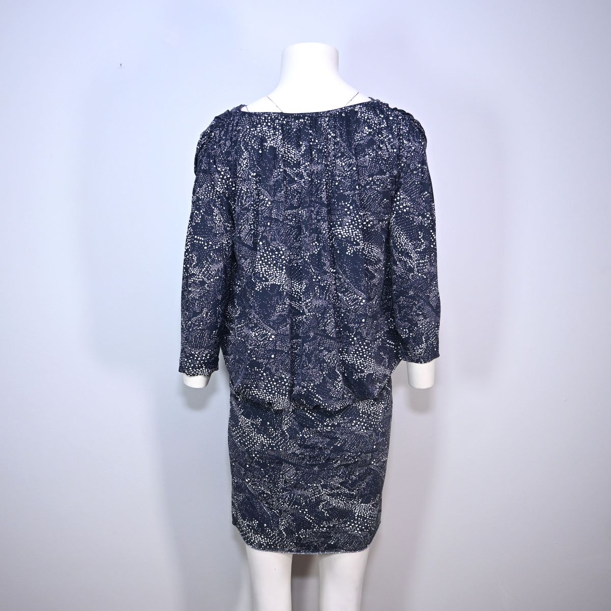 Vestido preto com poá branco