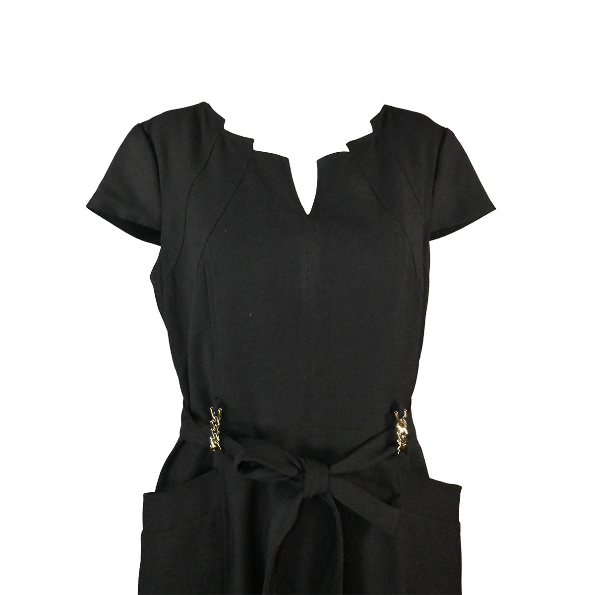 Vestido preto com decote geométrico
