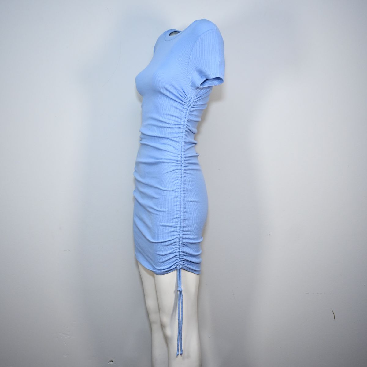 Vestido curto azul com amarração lateral