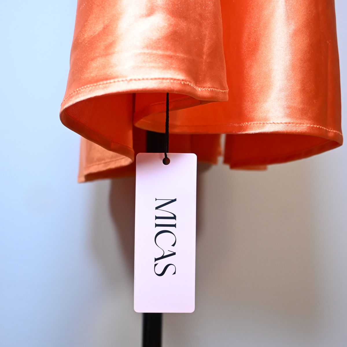 Vestido longo laranja acetinado